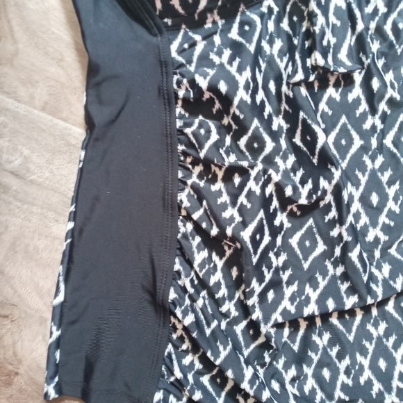 Merona black and white geometric lined cup tankini halter top size L - Picture 3 of 4